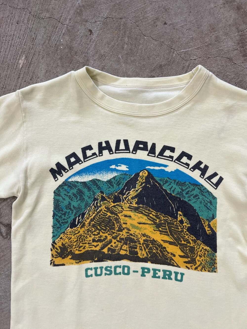 True vintage 60s/70s Machu Picchu Cusco Peru Graphic T-Shirt Yellow small